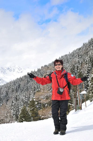 Vintern porträtt av äldre kvinna i snöiga berg mark — Stockfoto