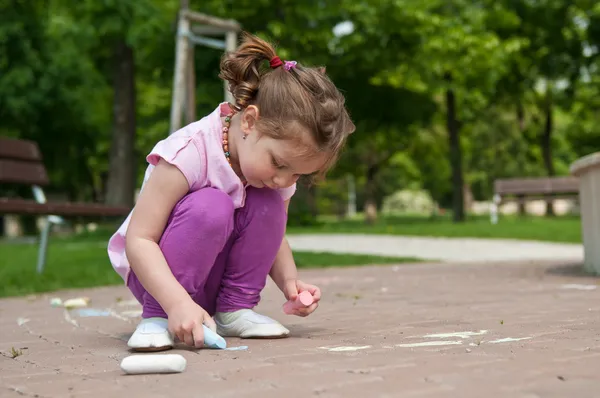 Girl drawing with chalk — Stock Photo, Image