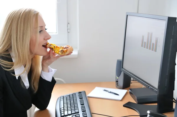 Bedrijfspersoon pizza eten op het werk — Stockfoto