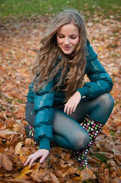 秋のシーン - 幸せな女 — ストック写真