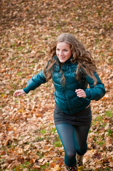 Herfst pleasure - jonge vrouw runing — Stockfoto