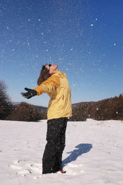 Женщина наслаждается зимой в снегу — стоковое фото