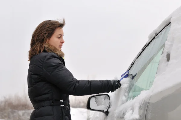 Зимнее время - уборка автомобиля — стоковое фото