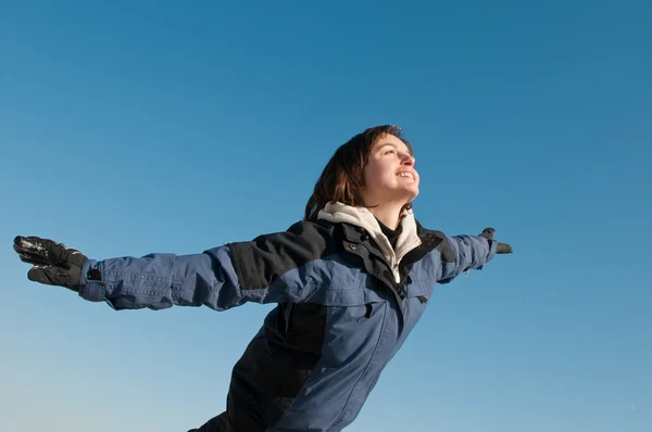 Prazer de inverno - mulher desfrutando ao ar livre — Fotografia de Stock
