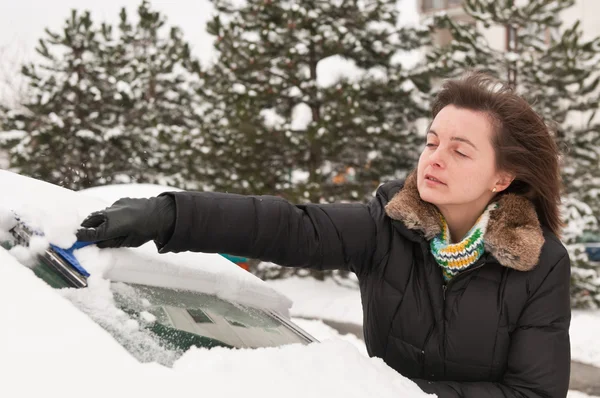 Winter time - person cleaning car — Stock Photo, Image
