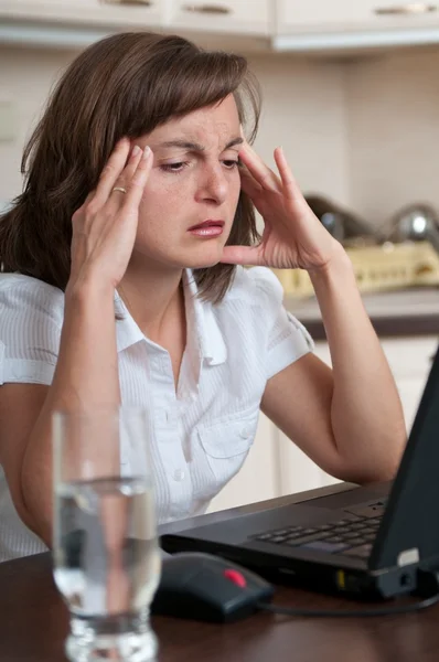 Persona de negocios con dolor de cabeza en el trabajo —  Fotos de Stock