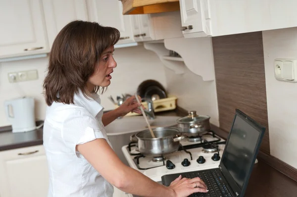 Mulher ocupada - trabalho em casa — Fotografia de Stock