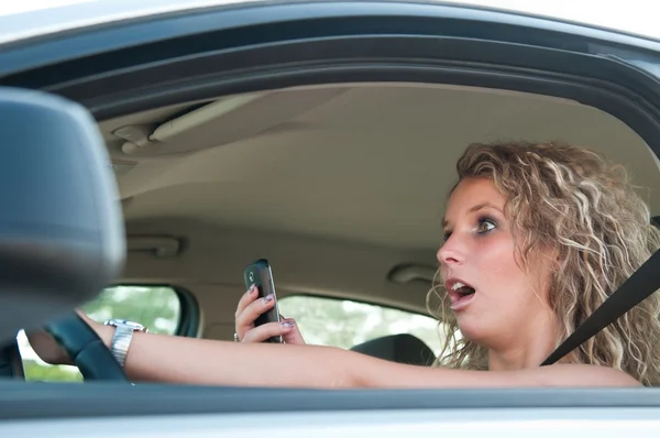 Ввод SMS во время вождения автомобиля — стоковое фото