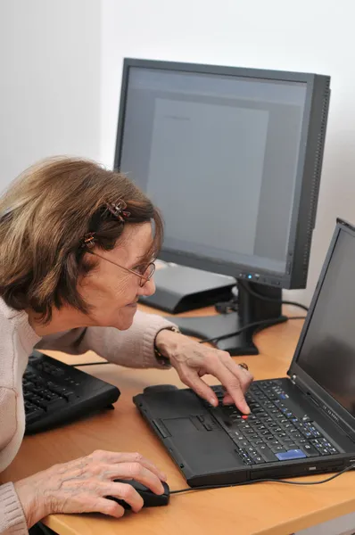 Jamais assez vieille - femme âgée avec ordinateur — Photo