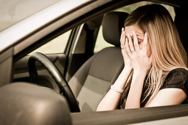 W kłopoty - nieszczęśliwa kobieta w samochodzie — Zdjęcie stockowe