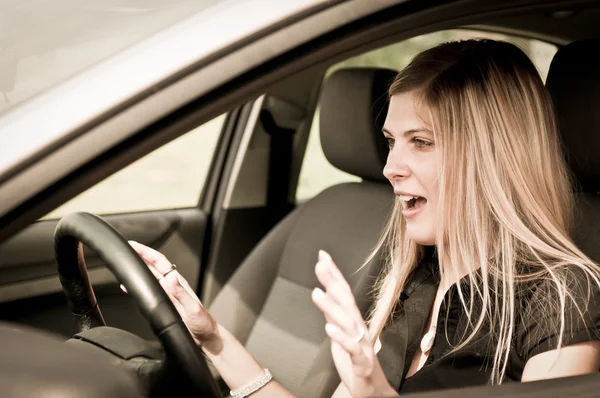 Перед нещасним випадком - молода жінка керує автомобілем — стокове фото