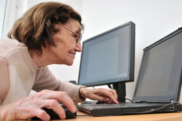 決して古いコンピューターに十分な - 年配の女性 — ストック写真