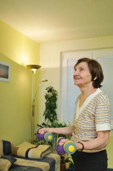 Starsza kobieta ćwiczenia w domu — Zdjęcie stockowe
