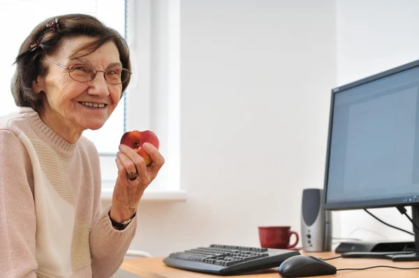 Bilgisayar, Olgun kadın gülümsüyor — Stok fotoğraf