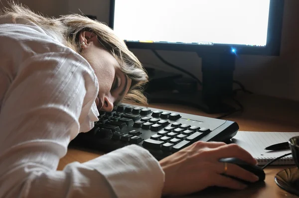 在键盘上睡着的商界女强人 — 图库照片