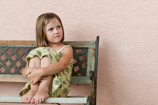 Retrato infantil - sentado en el banco —  Fotos de Stock