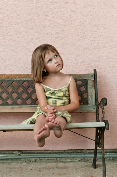 Portret dziecka - usytuowanie na ławce — Zdjęcie stockowe