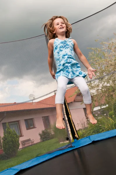 Velká zábava - dětské skákací trampolína — Stock fotografie