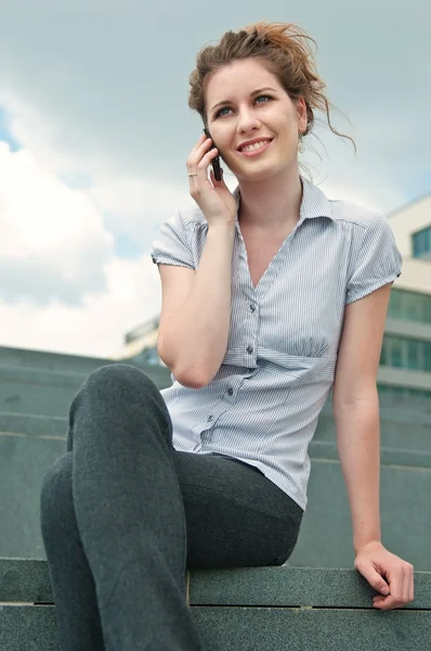 Chat on phone - young woman in street — Stock Photo, Image