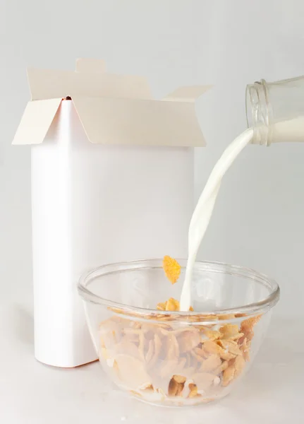 Caja abierta de copos de maíz con leche —  Fotos de Stock