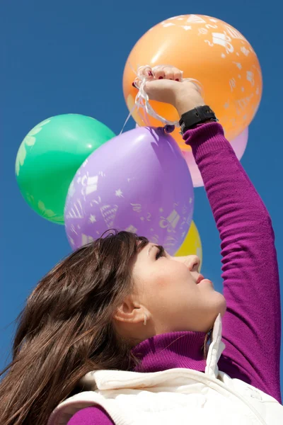 Красивая девушка держит воздушные шары — стоковое фото