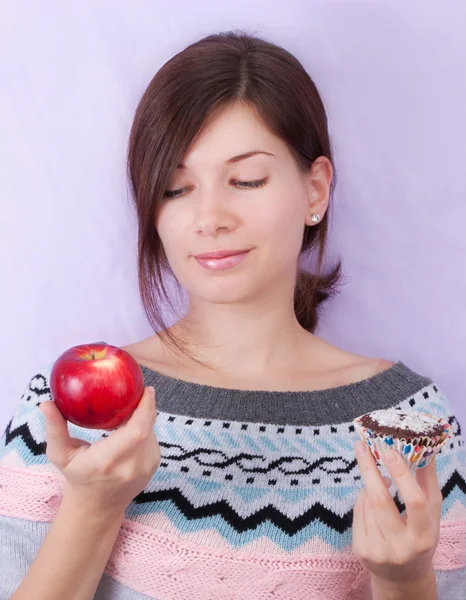 Meisje kiezen een appel — Stockfoto