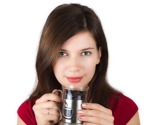 Donna che tiene una tazza piena di chicchi di caffè — Foto Stock