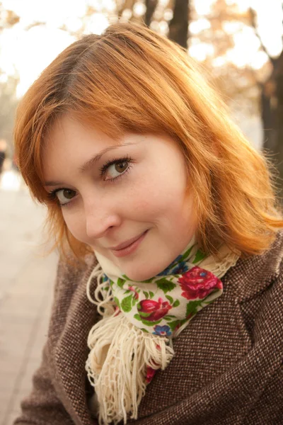 Kızıl saçlı kız sonbahar Park gülümseyen — Stok fotoğraf