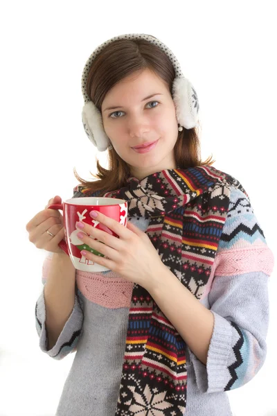 Зимняя девушка с горячим напитком — стоковое фото