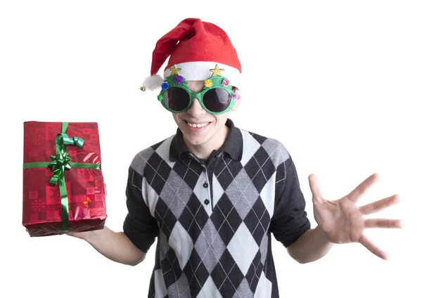 Счастливый человек в рождественских очках и шляпе держит красную подарочную коробку — стоковое фото