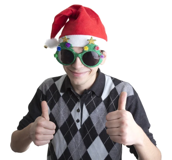 Счастливый человек в рождественских очках и шляпе показывает большие пальцы вверх — стоковое фото
