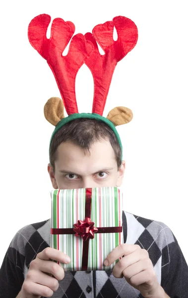 Щасливий чоловік на різдвяній вечірці лося рогів тримає червону подарункову коробку — стокове фото