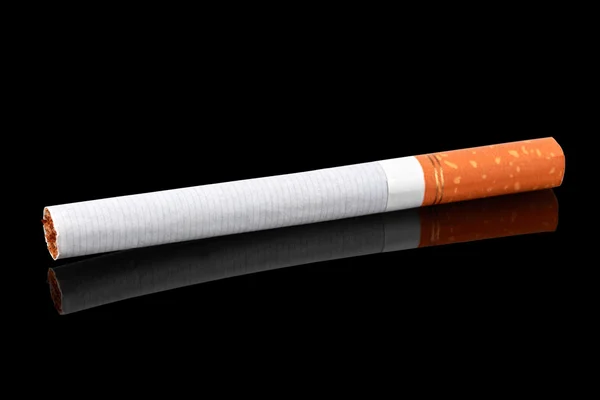 Cigarro sobre um fundo preto. — Fotografia de Stock