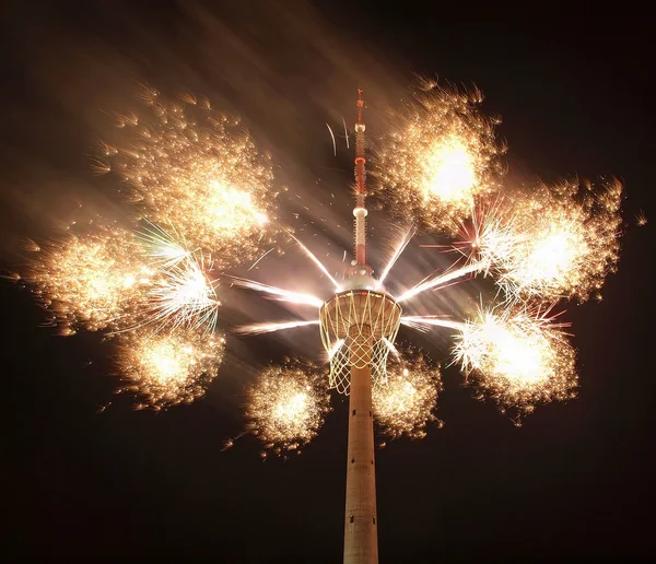 テレビ塔と花火のために世界で最大のバスケット. — ストック写真