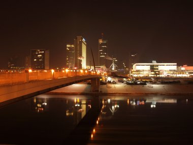 şehir ışıkları yansıması nehre