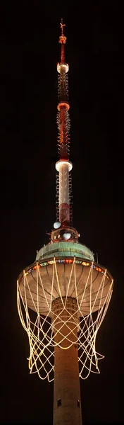 Eurobasket 2011 otwarcie. kosz największy na świecie na wieżę telewizyjną. — Zdjęcie stockowe