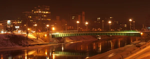Şehir ışıkları yansıması nehre — Stok fotoğraf