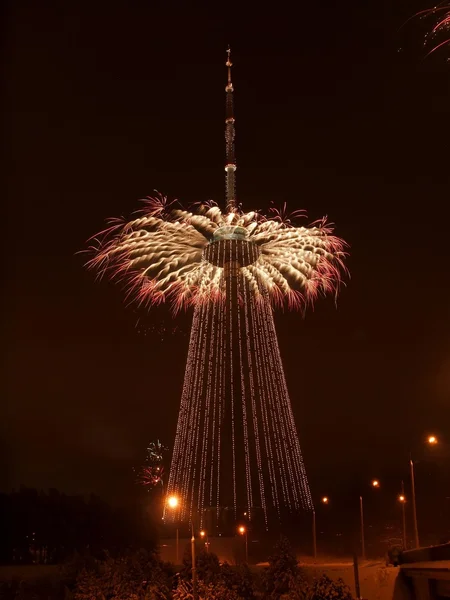 Fuochi d'artificio sulla torre della televisione — Foto Stock