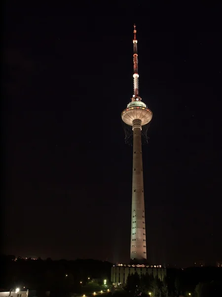 Vilniuská televizní věž v noci před koš osvětlení. — Stock fotografie