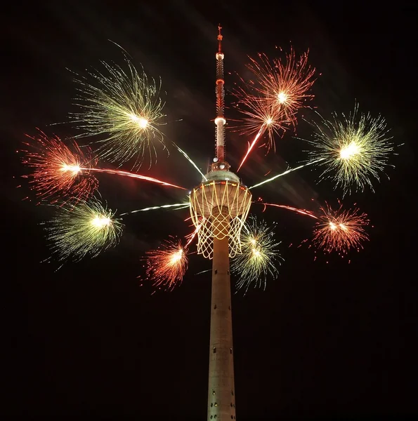 Il più grande cestino al mondo su torre TV e fuochi d'artificio . — Foto Stock