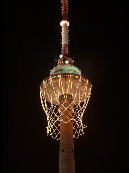 La cesta más grande del mundo en torre de televisión y fuegos artificiales . — Foto de Stock