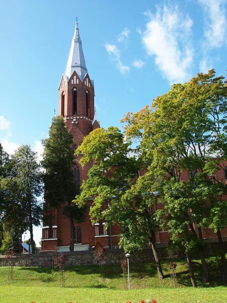 Anyksciai staden rött tegel kyrka — Stockfoto