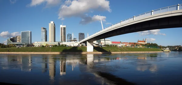 De vilnius stad lopen brug met wolkenkrabbers — Stockfoto