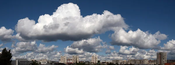 도시 위의 구름들 — 스톡 사진