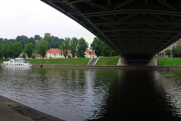 Most přes řeku neris ve Vilniusu — Stock fotografie