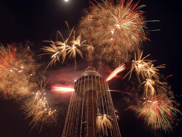 テレビ塔の上で花火 — ストック写真