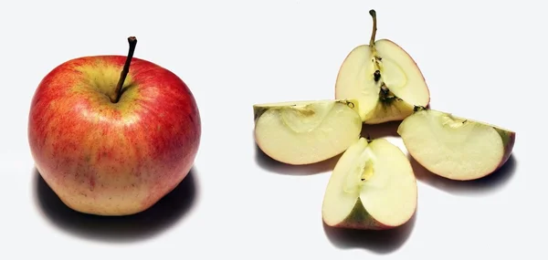 Apfel und vier Apfelscheiben — Stockfoto