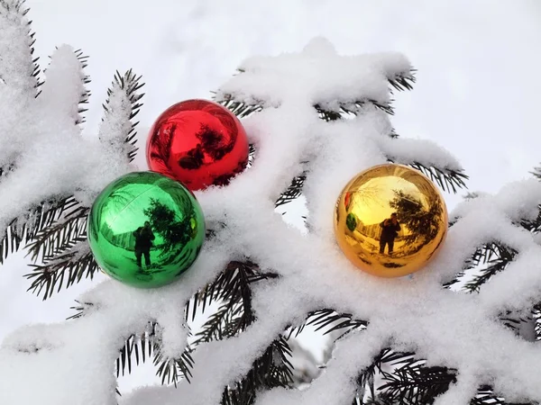 Árbol de Navidad y tres juguetes — Foto de Stock