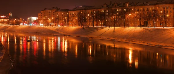 Cidade ilumina reflexão no rio — Fotografia de Stock