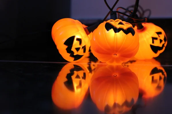Närbild av ljus dekorationer halloween pumpa-formade Stockfoto
